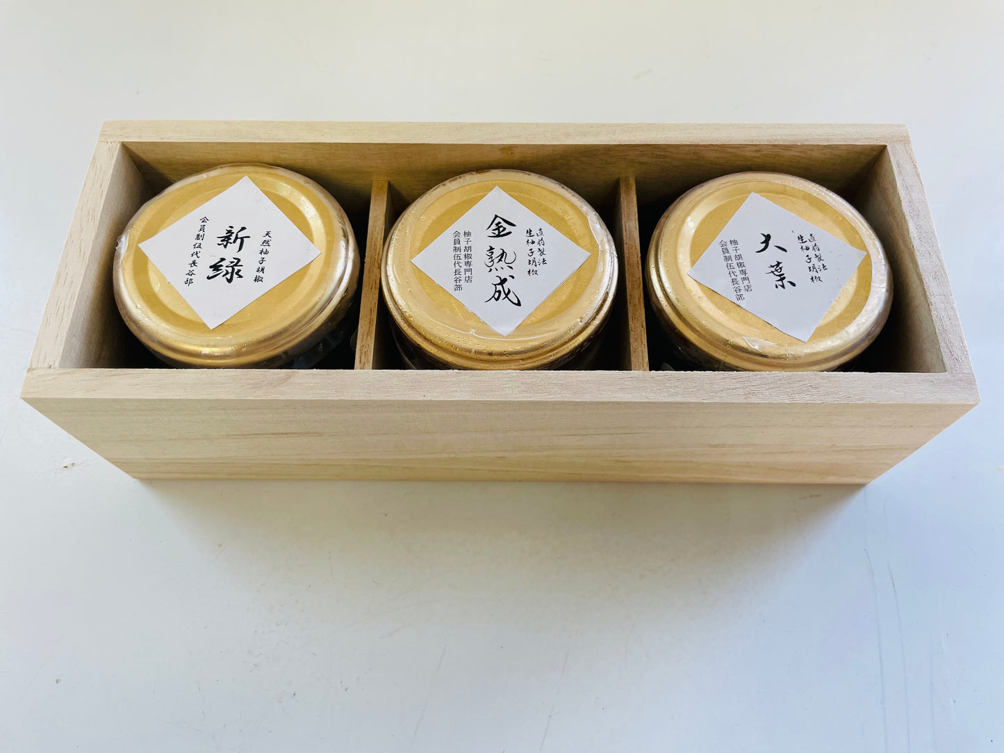 伍代長谷部 生柚子胡椒3種 桐箱手土産セット 各40g 手提げ袋付